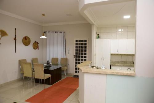 库亚巴Pousada dos Bosques - Refúgio Urbano的厨房以及带桌椅的用餐室。