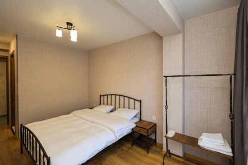 卡兹贝吉Heaven Hill的一间卧室配有一张带白色床单的大床