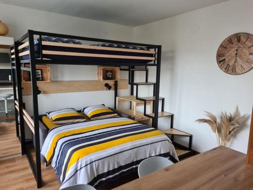 萨维尔纳Studio cosy et lumineux bike parking的一间卧室配有双层床和木桌