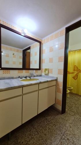 维拉卡洛斯帕兹Casa Rustica的一间带水槽和大镜子的浴室