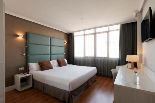 瓜达拉哈拉帕克斯瓜达拉哈拉酒店的酒店客房设有两张床和电视。