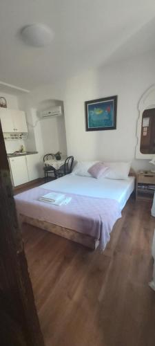 苏佩塔尔Vila Dora Supetar的卧室配有一张白色大床