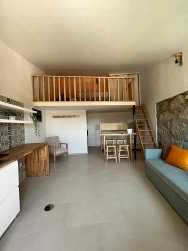 波尔图Casas da Corujeira的客厅配有沙发和桌子