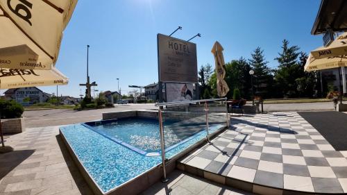 赛斯韦泰Hotel Martini Zagreb Hotel and Restaurant的一座带标志的建筑前的游泳池