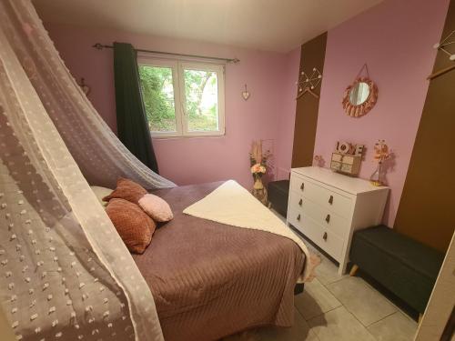 Saint-MauriceLe Cocon - Gite Spa et Sauna privatif en Centre Alsace的一间卧室设有天蓬床和窗户。