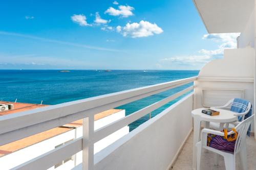 伊维萨镇Hotel Apartamentos Vibra Lux Mar的海景阳台。