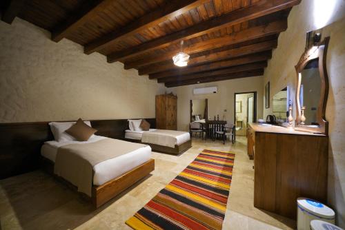 格雷梅A la mode Cappadocia的一间卧室配有一张床和一张书桌