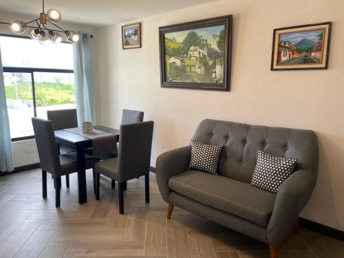 Turquesa 2的客厅配有桌子、沙发和椅子
