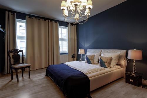 爱尔福特NeuWerk的一间卧室配有一张大床和一个吊灯。