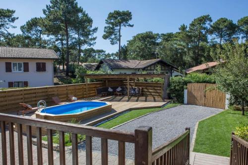 卡布勒通Ocean Garden Surf Lodge的后院设有游泳池和木栅栏