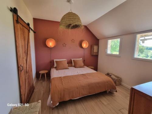 ÉvellysLa Bergerie的一间卧室配有一张床、两盏灯和一个窗户。