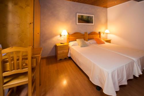 巴加卡阿马伽酒店的卧室配有一张白色大床和一把椅子