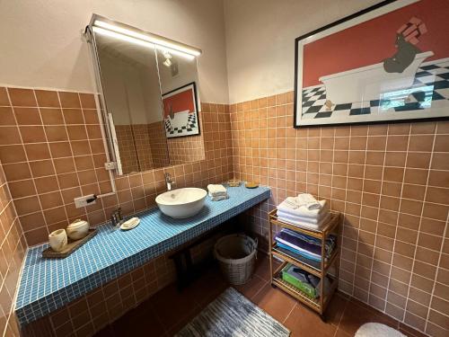 辛普森湾Charming 1-Bed Studio in Simpson Bay - Beacon Hill的一间带水槽和镜子的浴室