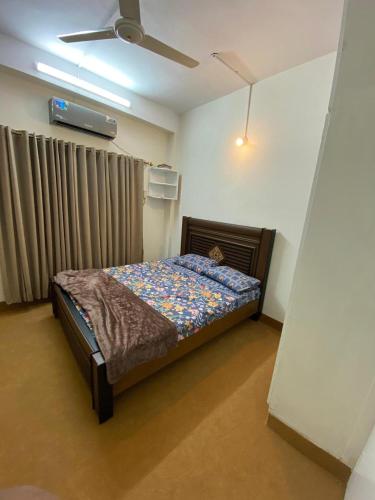 拉瓦尔品第Apartment first floor for rent near commercial market satellite town Rawalpindi的一间卧室配有一张床和吊扇
