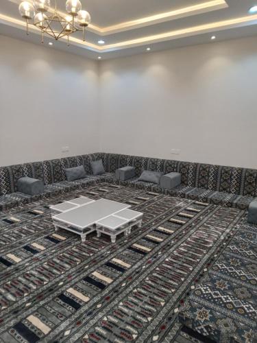 海米斯穆谢特شاليه لوسيل的一间位于地毯上的带桌椅的会议室