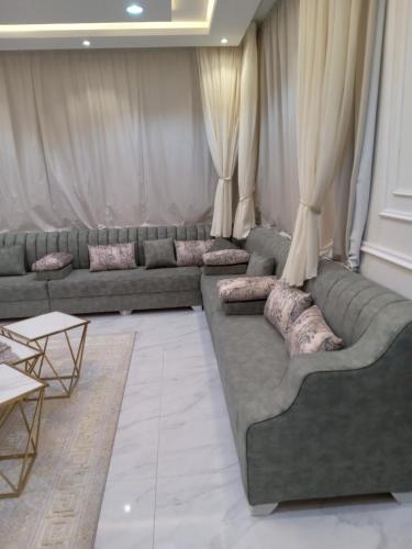 海米斯穆谢特شاليه لوسيل的带沙发、桌子和窗帘的客厅