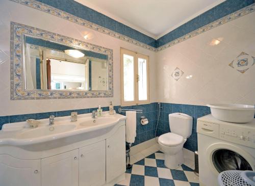 罗德镇Casa Di Rodi的一间带水槽、卫生间和洗衣机的浴室
