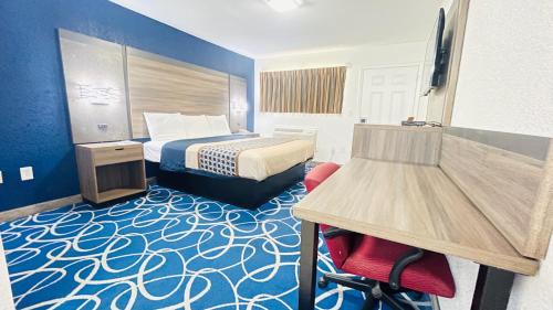 佩科斯Budget Inn Pecos的小酒店客房配有一张床和一张书桌