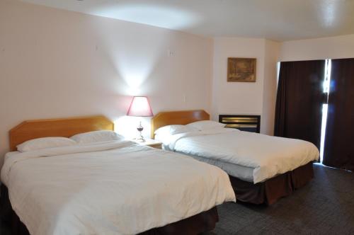 利卢埃特加拿大最具价值里鲁艾特汽车旅馆 的酒店客房设有两张床和窗户。