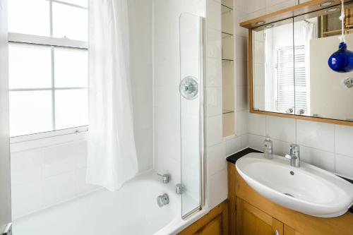 伦敦Stylish Central London Flat Near Tower Bridge的带浴缸、水槽和淋浴的浴室