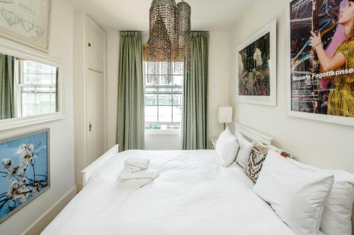 伦敦Stylish Central London Flat Near Tower Bridge的白色的卧室设有白色的床和窗户。