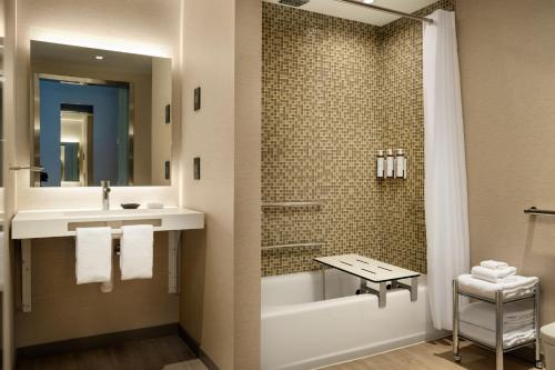 奥克兰AC Hotel by Marriott Oakland Downtown的带浴缸、水槽和淋浴的浴室