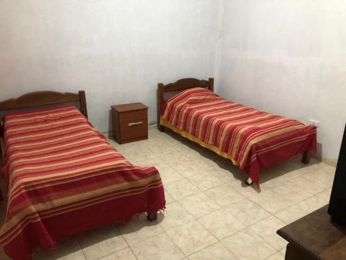 埃尔罗德奥Casa “El Rodeo”的一间设有两张床和一台电视的房间