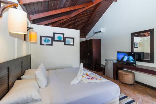 阿布达巴Abu Dabbab Lodge的卧室配有白色的床和电视。