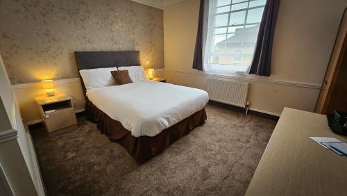 大雅茅斯NELSON Hotel的酒店客房设有床和窗户。