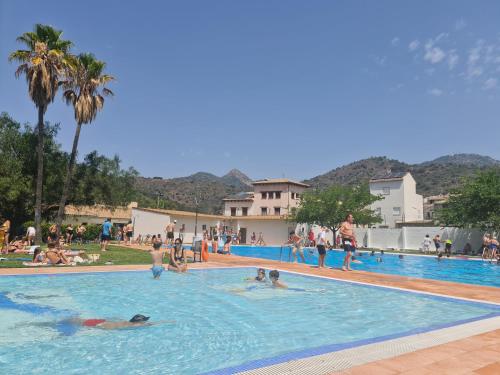 ChóvarCasa rural rústica para parejas, familia o amigos a la montaña "EL COLMENAR"的一群人在游泳池游泳