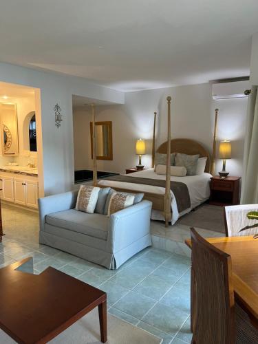 洛尼湾村Harmony Marina Suites的酒店客房配有床、沙发和桌子。