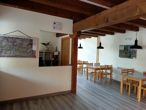 奥尔瓦伊特塞塔IRATIKO KABIAK的用餐室配有木桌和椅子