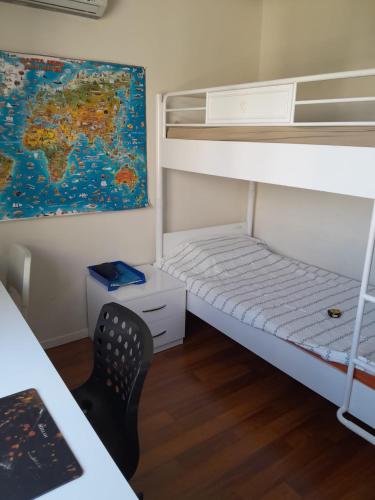 安塔利亚Denize Yakın Daire的客房设有双层床、书桌和椅子。