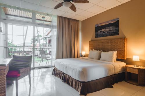 帕拉马里博杰卡纳亚马逊疗养度假酒店的酒店客房设有一张床和一个阳台。