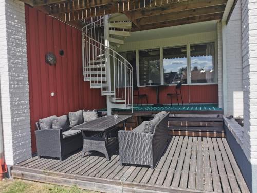 莫拉Saxvikens vandrarhem的房屋内带桌椅的甲板