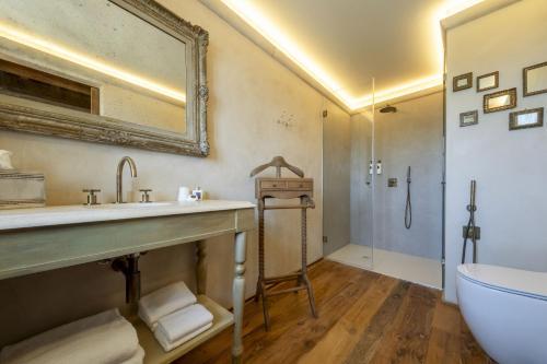 蒙福特达尔巴Tenuta Bussia - Wine Relais & Spa的一间带水槽、浴缸和卫生间的浴室