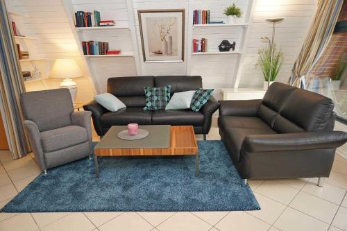 达普Zeltdachhaus _ grosses Grundstueck的客厅配有两张沙发和一张咖啡桌