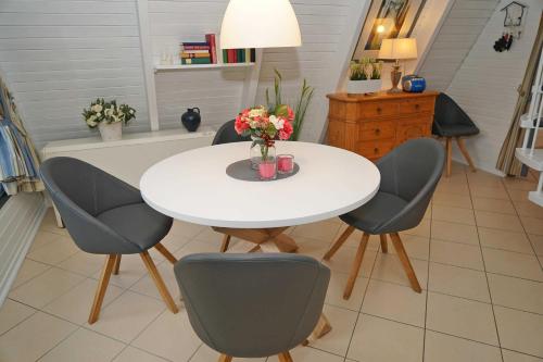 达普Zeltdachhaus _ grosses Grundstueck的厨房配有桌椅和白色的桌子