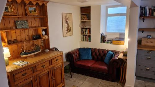 韦茅斯Blue Ensign Cottage的带沙发和窗户的客厅