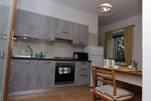 莱维科特尔梅Appartamento Valentina的厨房配有不锈钢用具和木桌