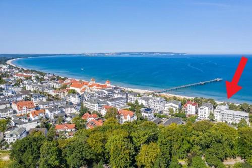 宾茨Direkt am Strand mit Meerblick und Sauna - FeWo Strandidyll的城市和海洋的空中景观