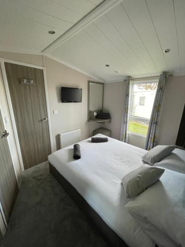 佩伦波斯Sea Breeze的卧室设有一张白色大床和一扇窗户。