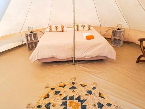 蒙希克Parque da Mina的帐篷内的卧室,配有一张床和地毯