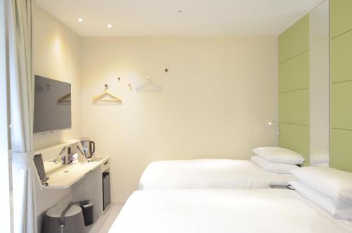 台北玉玺精品饭店的酒店客房设有两张床和盥洗盆