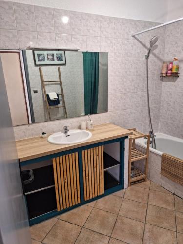 加普Appartement Stockholm的浴室配有盥洗盆、镜子和浴缸
