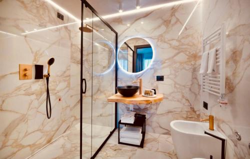 西尔米奥奈Boutique Hotel Sirmione的一间带水槽和淋浴的浴室