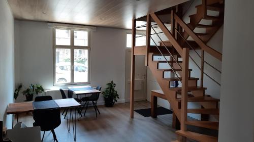 布鲁日Veroli的客房设有楼梯、桌子和书桌