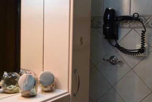 奥瑞斯蒂亚斯G & A APARTMENT的浴室位于水槽的角落,配有电话