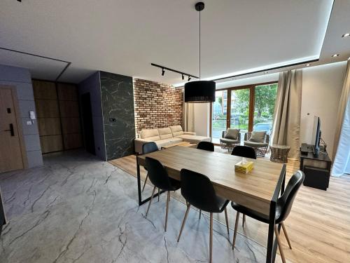 切拉季Apartament Family w Czeladzi, FV, 8km do Katowic的用餐室以及带桌椅的起居室。