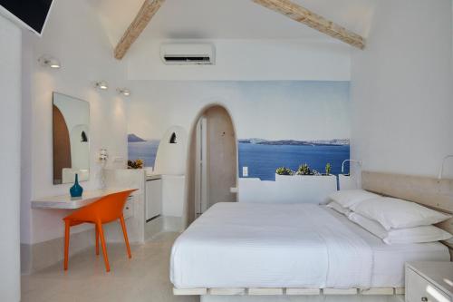 佩里萨Kouros Village Hotel - Adults Only的白色卧室配有一张大床和一张桌子